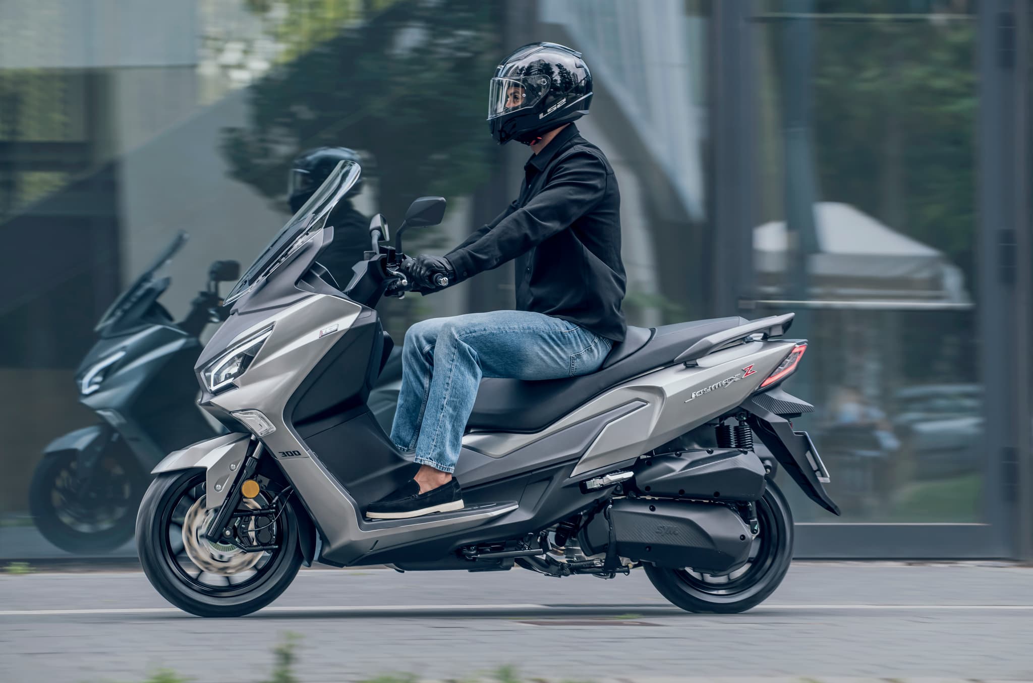 Scooter GT rodando entre edificios de oficinas