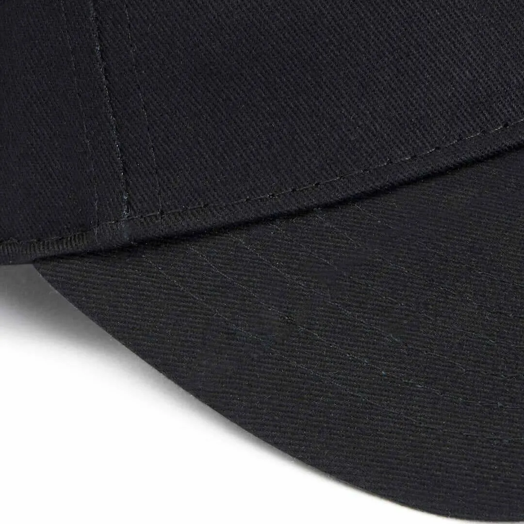 Gorra trucker de algodón negro con visera curva