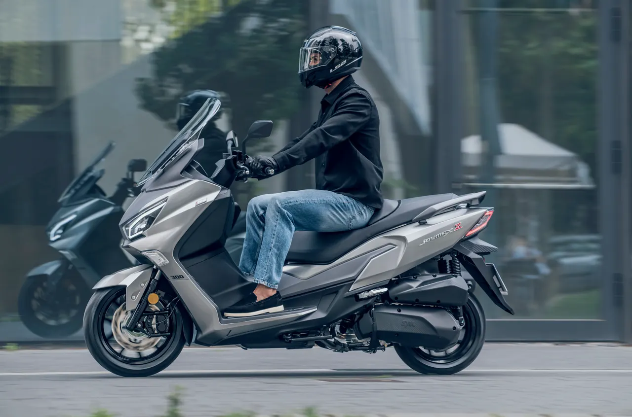 Scooter GT rodando entre edificios de oficinas
